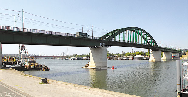 Савски мост спаја Блок 70а и Аду 